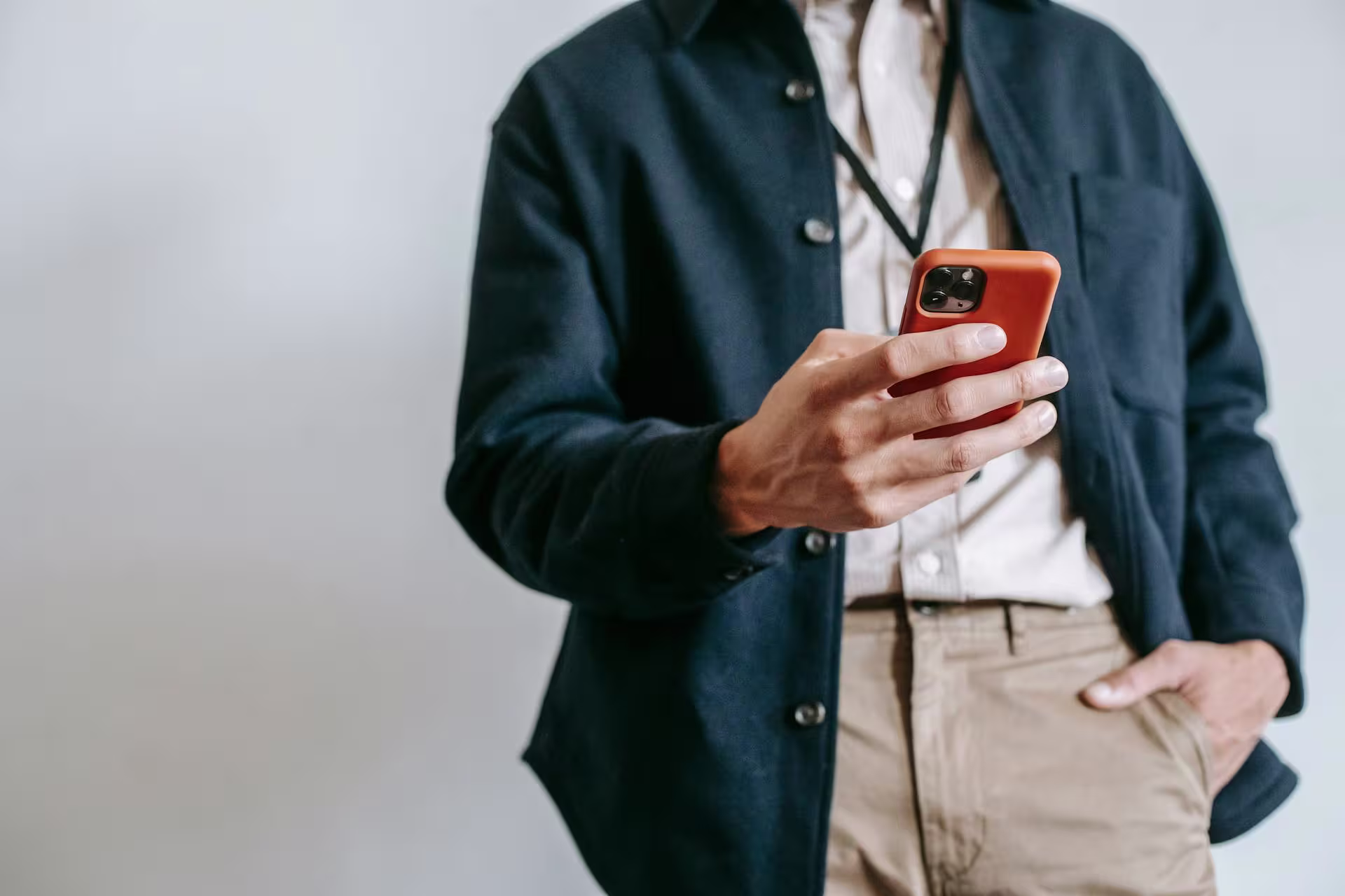 Hombre sujetando un telefono